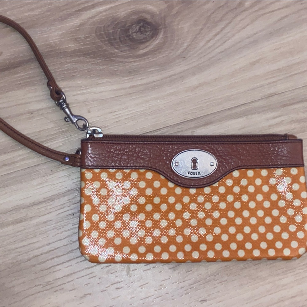 Fossil Key-Per Wristlet Orange and brown leather. Like New. 🔑